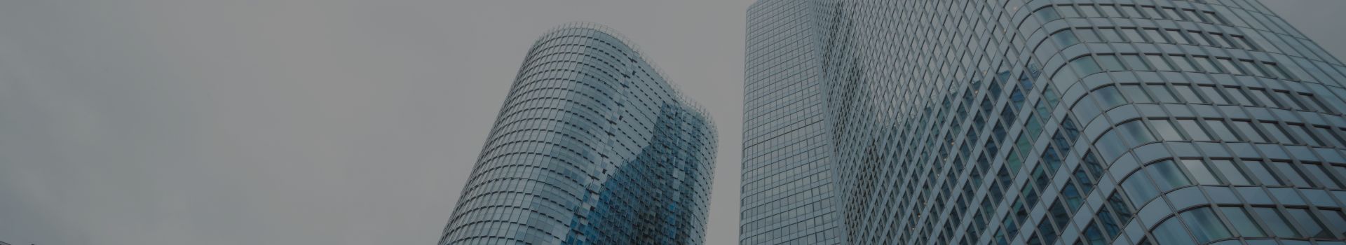 Haut de deux tours d'immeubles en vitres