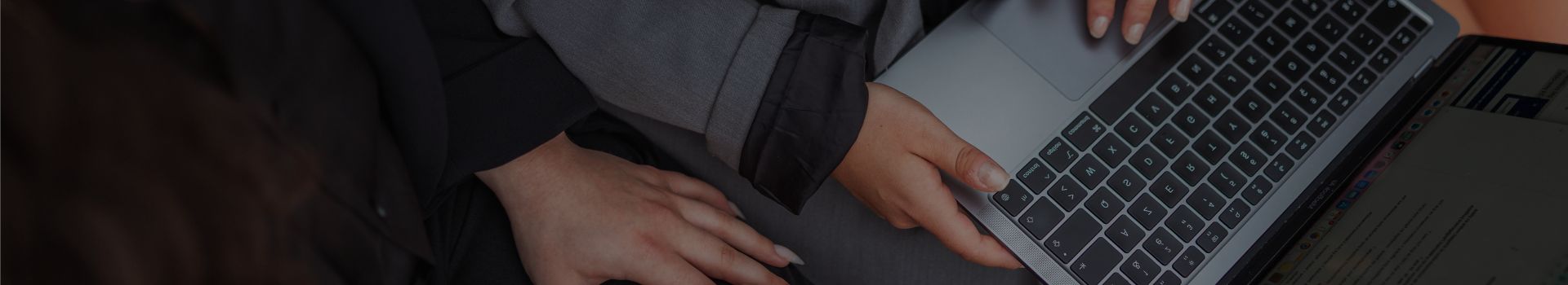 Mains d'étudiantes tenant un ordinateur portable