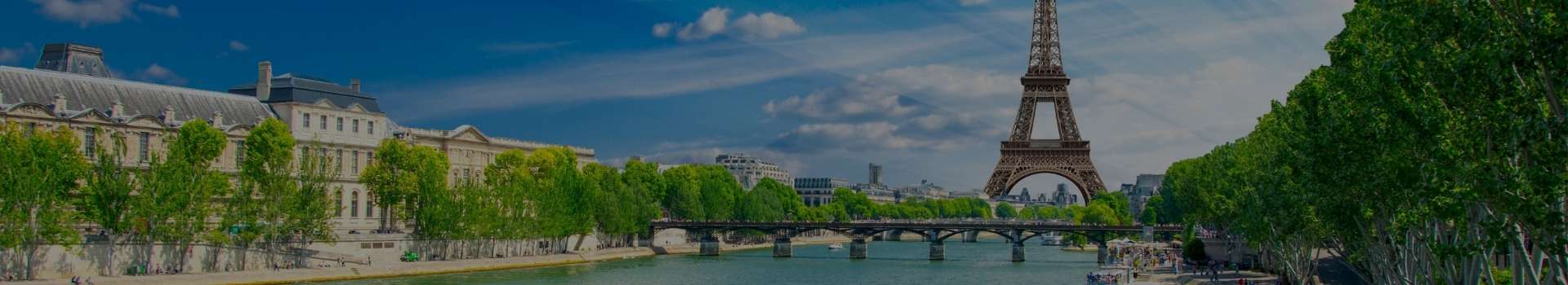 Quai de Seine avec vue sur la Tour Eiffel et des bâtiments haussmanniens