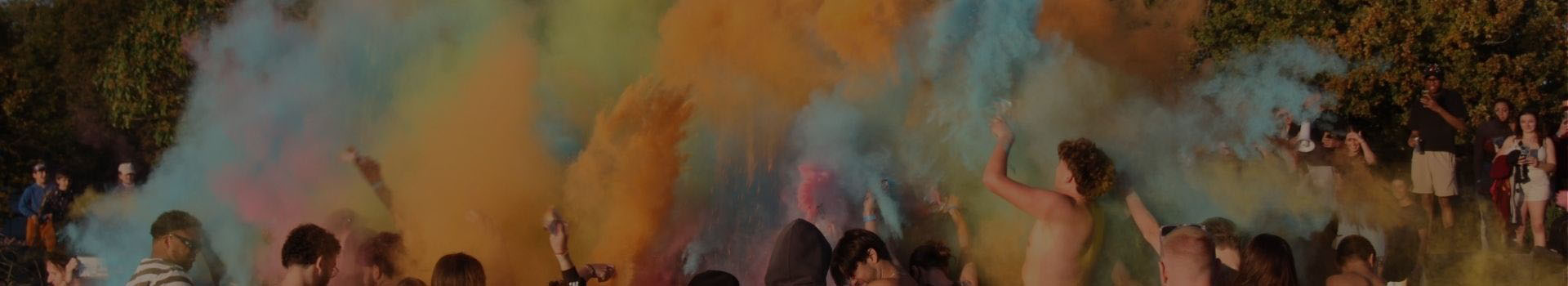 Etudiants de dos dehors avec des fumigènes multicolores