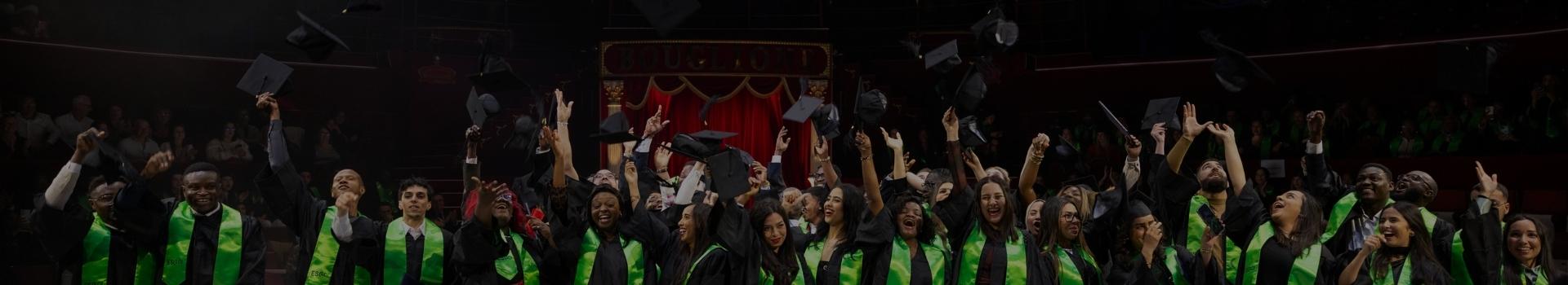 Classe d'étudiants en école de commerce lors de leur remis des diplômes sur scène