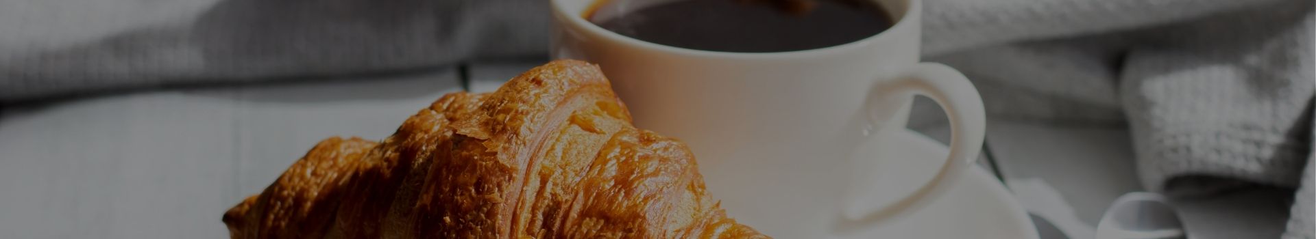 Petit déjeuner café croissant