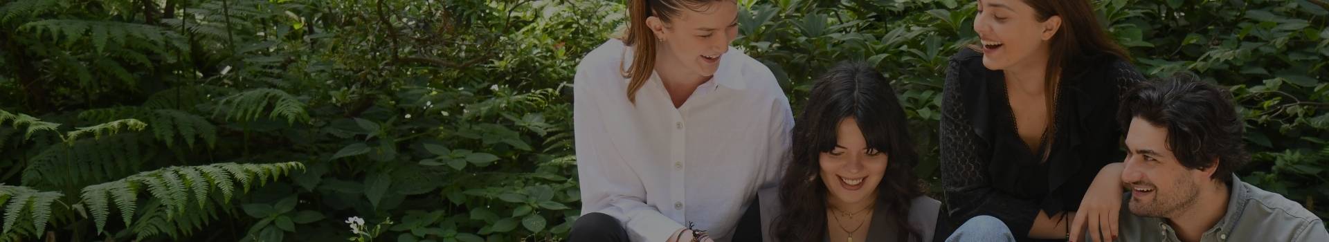 Quartes étudiants discutent sur un banc dans un parc