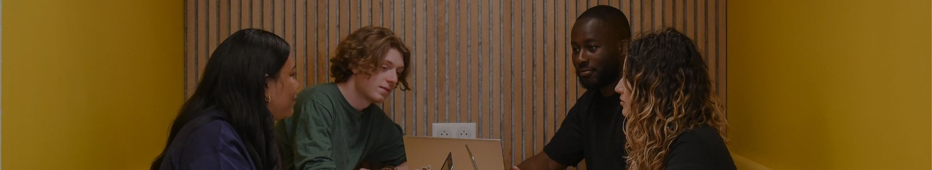 Etudiants travaillent ensemble sur un projet de groupe