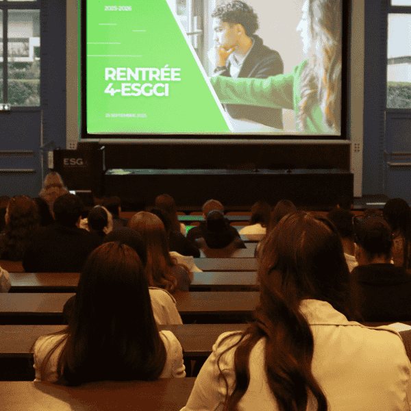 Etudiants en Mastère lors de la rentrée 2025 Etudiants en école de commerce dans un amphithéâtre pour la rentrée des classes