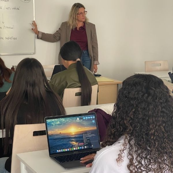 Atelier d'intégration des Bachelor Marketing Digital Professeur dans une salle de classe devant ses élèves