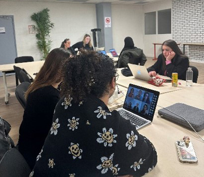 Etudiantes qui travaillent en groupe