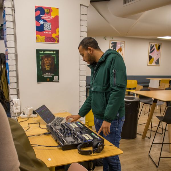 DJ lors de la soirée d'intégration des étudiants internationaux 2025 DJ lors de la soirée d'intégration des étudiants internationaux