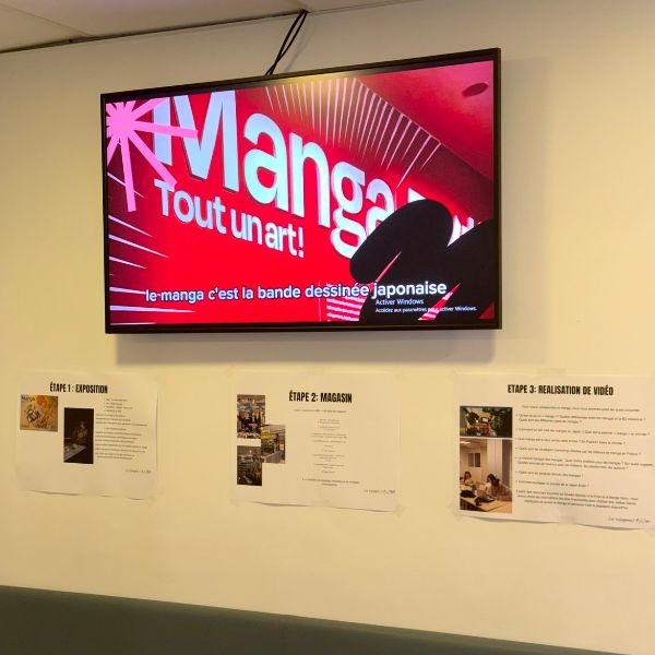 Télévision avec image rouge sur le manga, en dessous trois affiches