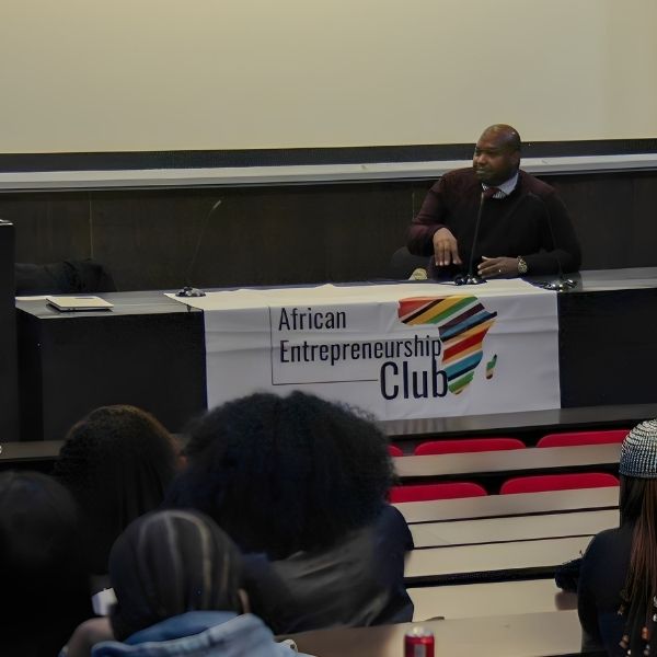Désiré COULIBALY directeur financier de Lancel donne une conférence dans une école de commerce