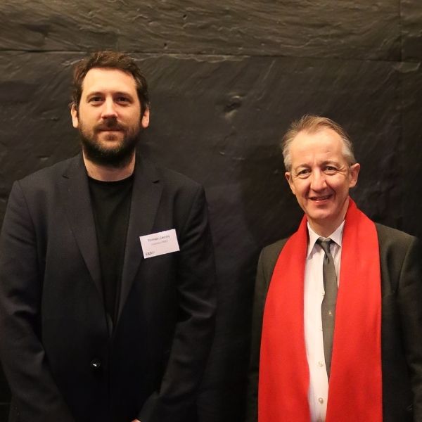 Deux hommes en costume face à la caméra, Romain LECOQ et Christophe BARBIER
