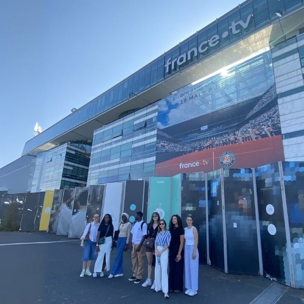 Etudiants du Mastère Communication devant France Télévisions Groupe de personnes devant les locaux de France Télévisions à Paris