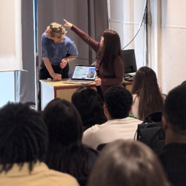 Responsable de filière communication et responsable communication de chez Manatour briefent en cours les étudiants de mastère 1 communication