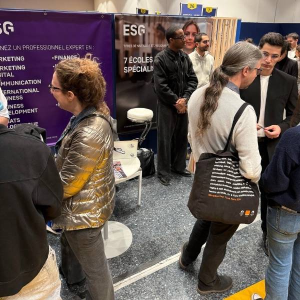 Plusieurs personnes échangent lors d'un salon professionnel