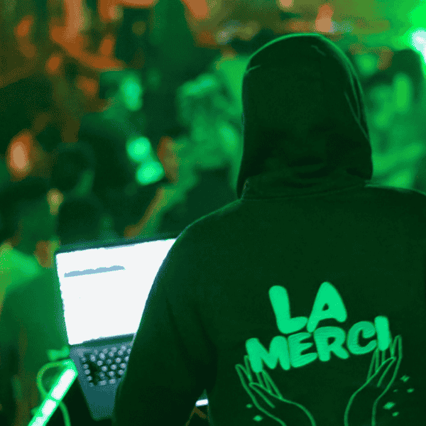 Homme de dos avec un sweat à capuche mix dans une salle de fête