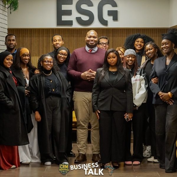 Groupe d'étudiant avec le directeur financier de Lancel