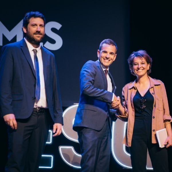 Romain Lecoq, Marcel Saucet et Najat Vallaud-Belkacem Trois personnes souriant face caméra avec un homme à gauche, un homme au milieu serrant la main de la femme à droite