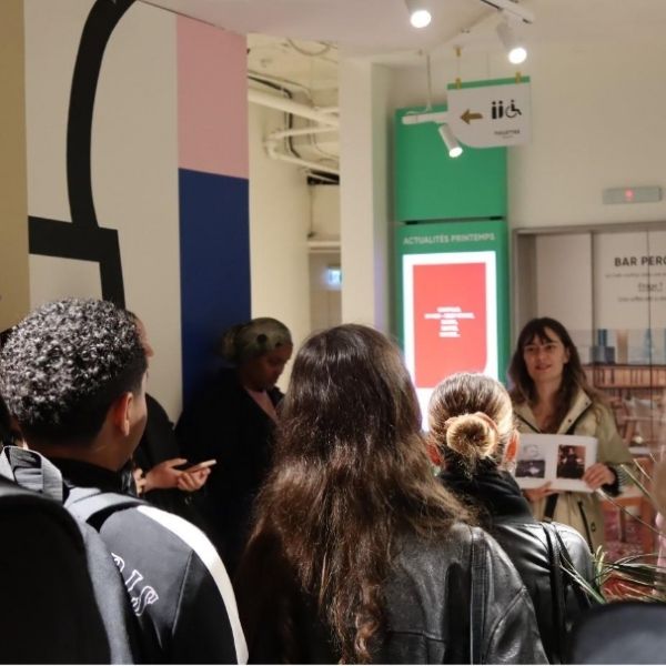 Groupe d'étudiants en mastère 1 en visite dans le grand magasin du Printemps Haussmann