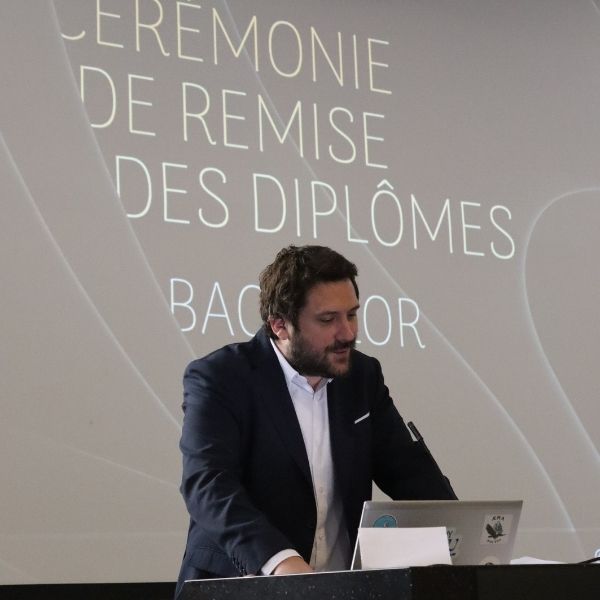 Romain LECOQ, directeur de l'ESGCI Une homme brun en costume fait un discours