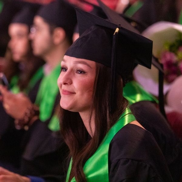 Etudiante diplômée de l'ESGCI Jeune femme brune en tenue de diplômée lors d'une remise des diplômes
