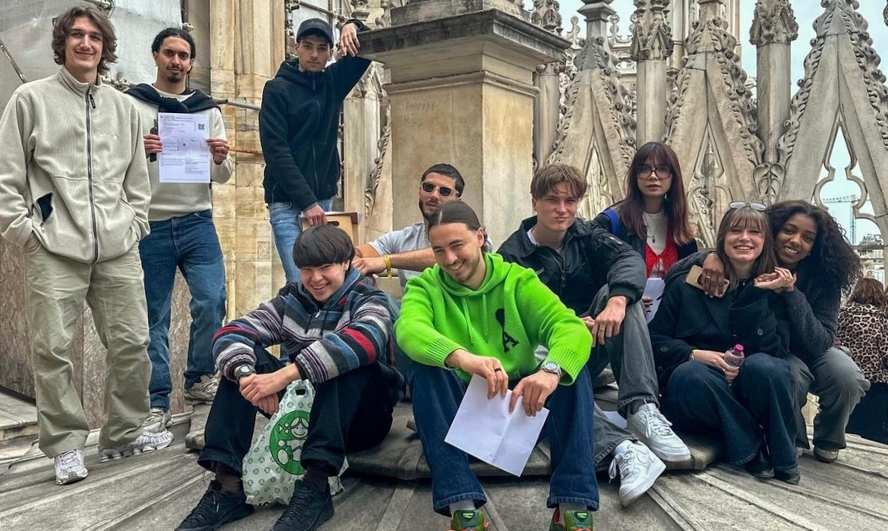 Etudiants de l'ESGCI à Milan Groupe d'étudiants en école de commerce assis sur le dôme de Milan