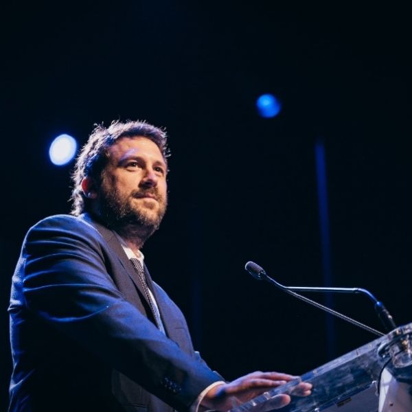 Romain Lecoq, directeur de l'ESGCI Directeur de l'ESGCI souriant face caméra, en contre plongée
