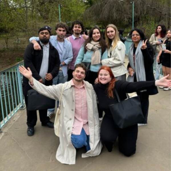 Groupe des jeunes étudiants en voyage à Londres