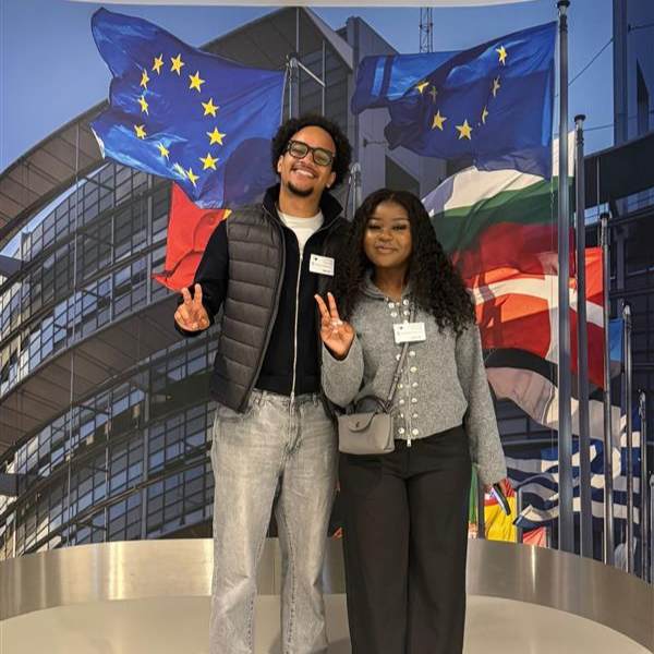 Deux étudiants dans un musée en allemagne
