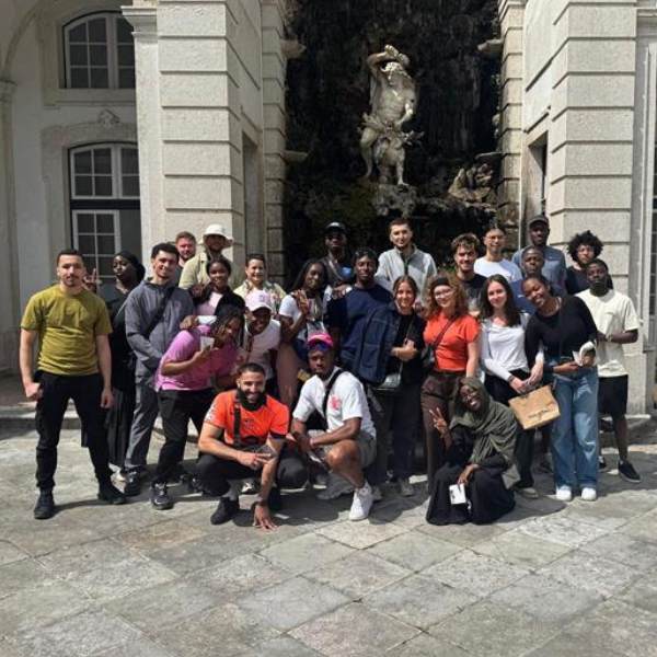 Groupe d'étudiants en voyage scolaire