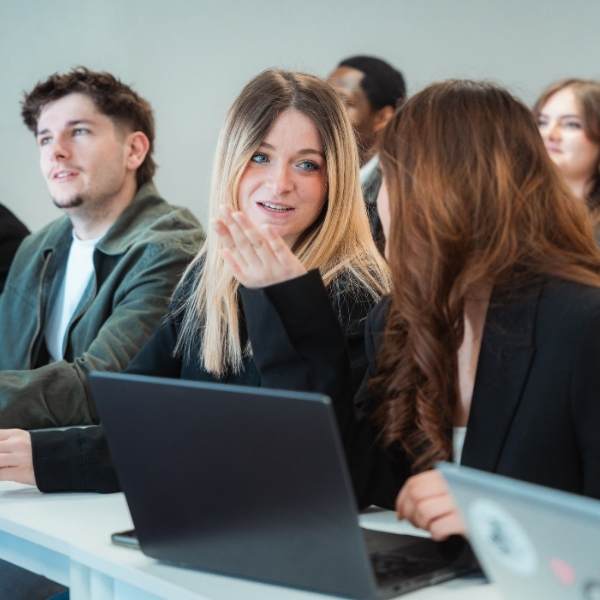 Etudiants dans une salle de classe