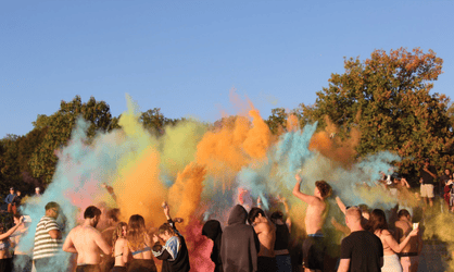 Etudiants de dos dehors avec des fumigènes multicolores