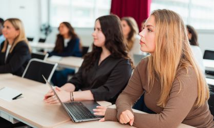 Etudiantes en salle de classe 