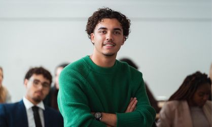 Etudiant de l'ESGCI souriant et regardant face caméra avec les bras croisés
