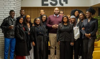 Groupe d'étudiants font une photo de groupe avec le directeur financier d'une maison de luxe