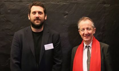 Premier colloque de recherche ESGCI Deux hommes en costume face à la caméra