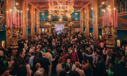 Diplomés 2024-2025 de l'ESGCI dans le hall des Folies Bergère