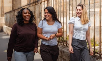 Trois jeunes femmes se baladent dans les rues de Paris l'été