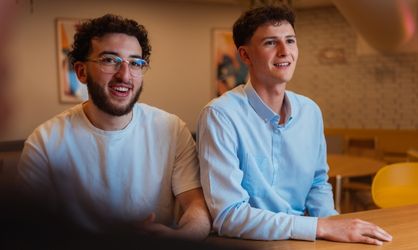 Deux jeunes hommes dans une cafétéria universitaire