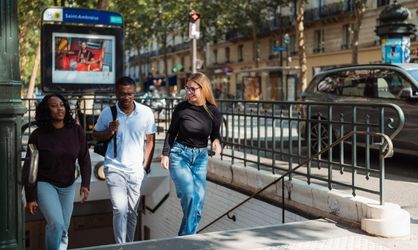 Trois étudiants en école de commerce sortent du métro à Paris
