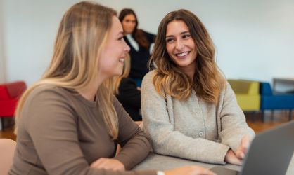Deux jeunes femmes étudiantes parlent ensemble devant un ordinateur