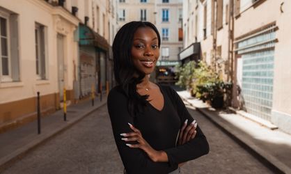 Etudiante en Mastère 2 International Business, souriant face caméra avec bras croisés