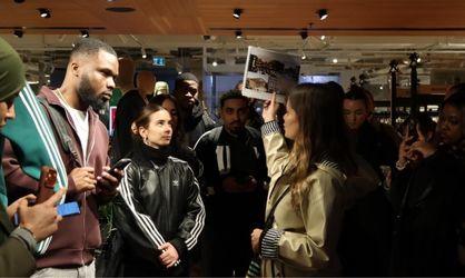 Groupe d'étudiants en mastère en visite dans le grand magasin du Printemps Haussmann