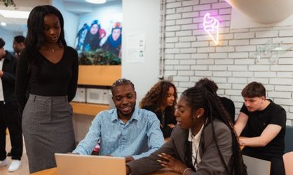 Groupe d'étudiants dans la cafétéria de l'ESGCI
