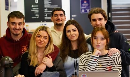 Groupe d'étudiants d'école de commerce pose devant la caméra