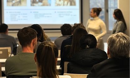 Conférence dans une salle de classe