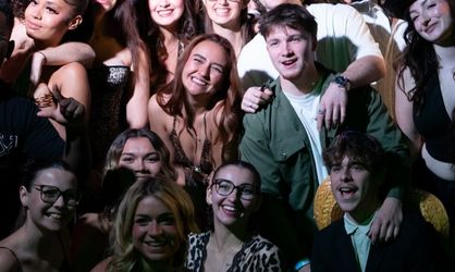 Groupe d'étudiants lors d'une soirée d'intégration d'école de commerce